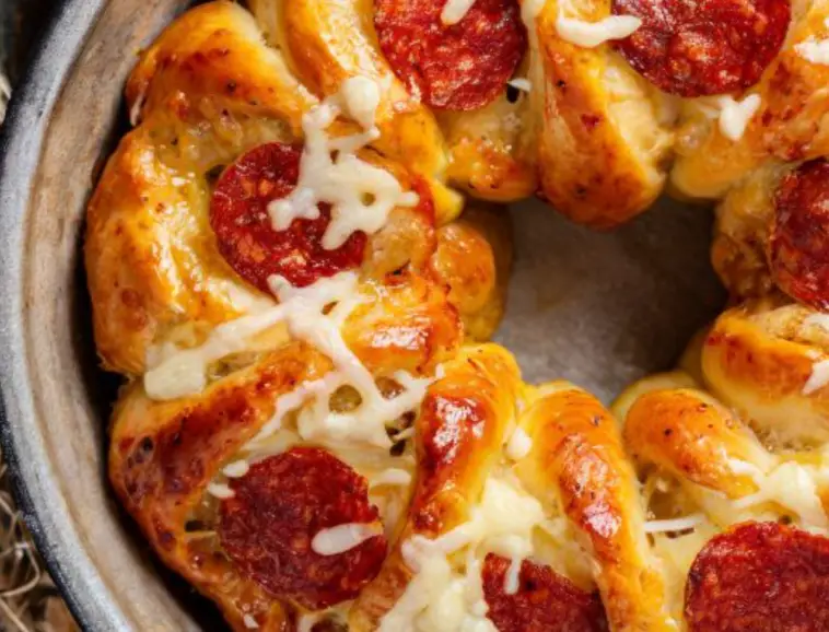 Pizza Monkey Bread is a fun and delicious twist on traditional monkey bread, combining all the flavors of pizza in a pull-apart bread that's perfect for sharing. This recipe is ideal for parties, game days, or any casual gathering. The combination of gooey cheese, savory pepperoni, and fragrant Italian seasoning makes this dish irresistible. Let's get started on making this tasty treat!